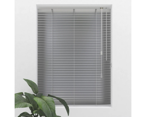 Graue Jalousie vor einem Fenster