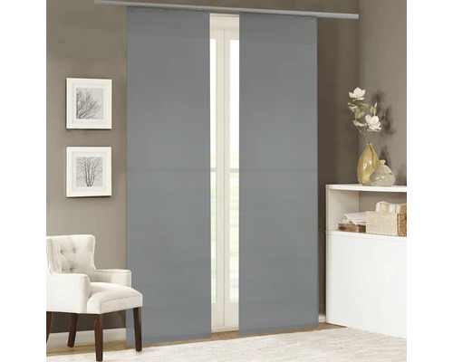 Wohnzimmer mit Schiebevorhängen, Sessel und Dekoration auf einem Sideboard