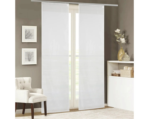 Raumansicht mit weißen Schiebegardinen an einer Schiene vor einem Fenster.