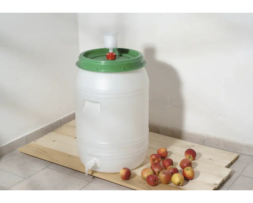 Kunststofffass mit Gärspund und Äpfeln für die Weinherstellung