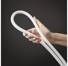 Eine Hand hält einen gebogenen, flexiblen LED-Streifen.