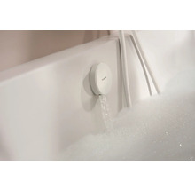 Badewanne gefüllt mit Wasser und Schaum mit Hansgrohe Logo