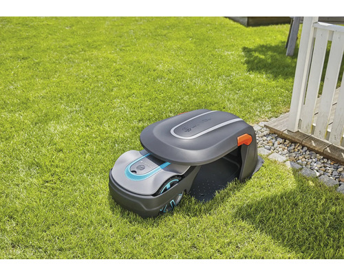 Gardena Mähroboter mit Ladestation auf Rasen