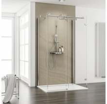 Begehbare Dusche mit Duschkopf und Ablage in einem hellen Badezimmer.