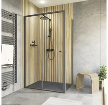 Badezimmer mit Duschkabine, Kopfbrause, Handtuchwärmer und Hocker