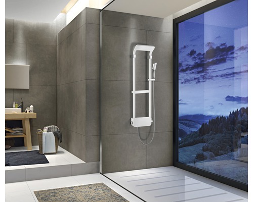 Modernes Badezimmer mit Duschsystem und Ausblick