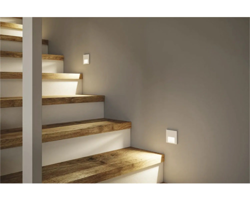 Treppe mit Holzstufen und integrierter Treppenbeleuchtung