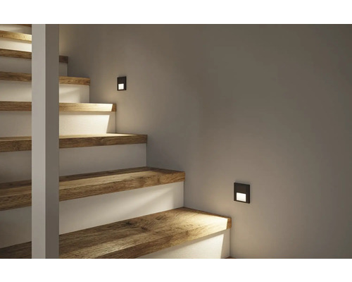 Treppe mit Holzstufen und Wandleuchten zur Treppenbeleuchtung
