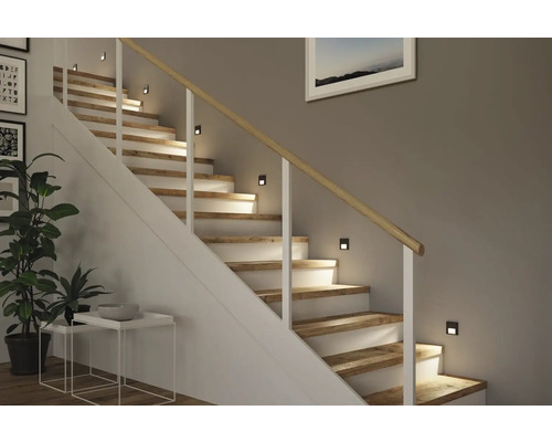 Treppe mit LED Stufenbeleuchtung im Innenbereich