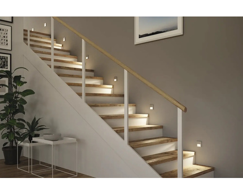 Treppe mit eingebauten LED-Stufenleuchten für Innenräume