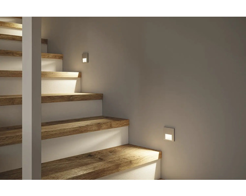Treppe mit Holzstufen und Wandleuchten