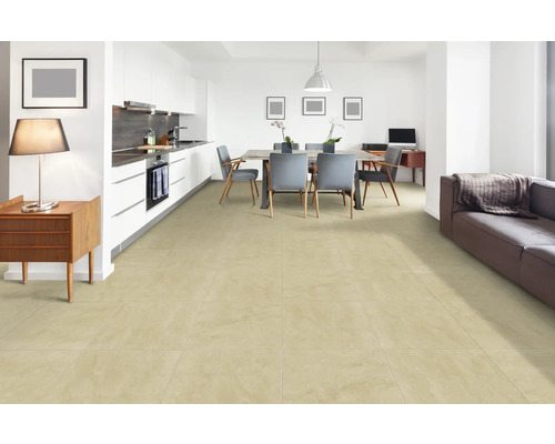 Helles Wohnzimmer mit Fliesenboden, Esstisch und Küchenzeile