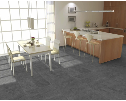 Helle Küche mit Essbereich, Barhockern und grauen Bodenfliesen.