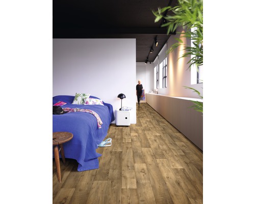 Schlafzimmer mit Laminatboden in Holzoptik, Bett und Beleuchtung