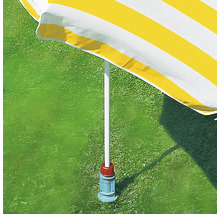 Gelb gestreifter Sonnenschirm mit Sonnenschirmständer auf Rasen