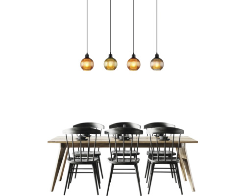 Esszimmer mit Holztisch, Stühlen und Pendelleuchten