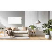 Heller Wohnraum mit Infrarotheizung, Sofa und Zimmerpflanzen für eine angenehme Atmosphäre