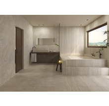 Helles Badezimmer mit Badewanne, Waschtisch und Spiegel für ein modernes Design