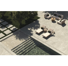 Außenbereich mit Pool, Terrassenplatten, Liegestühlen und Sitzgruppe