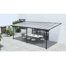 Terrassenüberdachung mit Tisch und Stühlen im Außenbereich