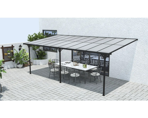Terrassenüberdachung mit Tisch und Stühlen im Außenbereich