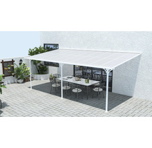 Terrassenüberdachung mit Tisch und Stühlen im Außenbereich.