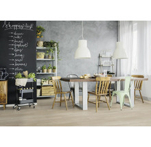 Helles Esszimmer mit Holztisch, Stühlen, Regal und schwarzer Tafel mit Einkaufsliste