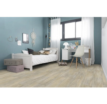 Helles Jugendzimmer mit Bett, Schreibtisch und Holzboden