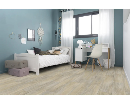 Helles Jugendzimmer mit Bett, Schreibtisch und Holzboden