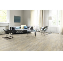 Wohnzimmer mit grauer Couch, Couchtisch, zwei Schaukelstühlen und hellem Holzboden.