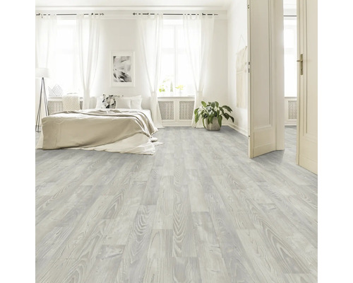 Heller Schlafzimmerraum mit Laminatboden in Holzoptik, Bett und Fenstern