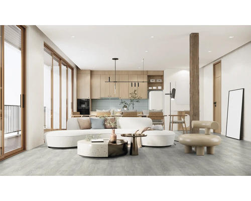 Heller, offener Wohnbereich mit Sofa, Essbereich und Holzboden.