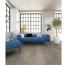 Wohnzimmer mit blauem Sofa, Ottomane und hellem Holzboden