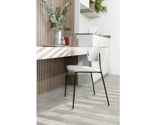 Szene mit einem Schreibtisch und einem Stuhl mit Metallbeinen