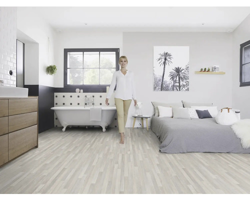 Offener Wohnbereich mit Badezimmer, Schlafzimmer und hellgrauem Holzboden