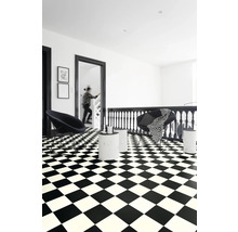 Flur mit Schachbrettmusterboden, Stühlen und Beistelltischen