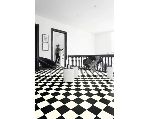 Flur mit Schachbrettmusterboden, Stühlen und Beistelltischen