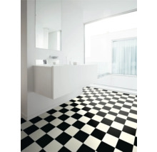 Badezimmer mit Schachbrettmuster-Fliesen, Waschbecken und Spiegel