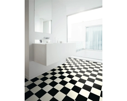 Badezimmer mit Schachbrettmuster-Fliesen, Waschbecken und Spiegel