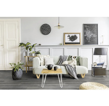 Wohnzimmer mit Sofa, Tisch, Zimmerpflanzen und Dekoration