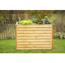 Hochbeet aus Holz mit Gemüsepflanzen im Garten