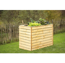 Hochbeet aus Holz mit Salat und Gartenwerkzeug im Garten
