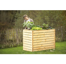 Hochbeet aus Holz mit Frau und Bepflanzung im Garten