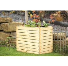 Hochbeet aus Holz mit Salatpflanzen im Garten