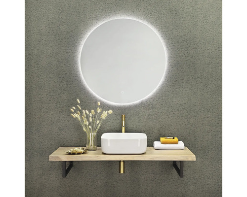 Badezimmer mit rundem Spiegel, Aufsatzwaschbecken und Holzbord