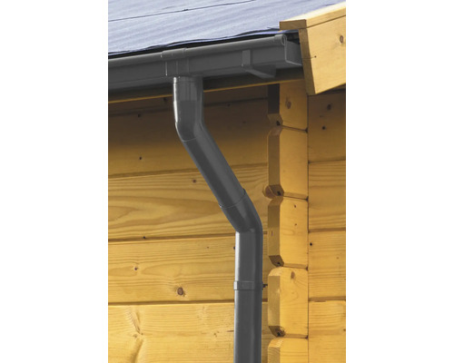 Regenrinne aus Kunststoff an einem Holzhaus