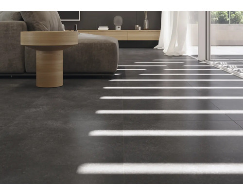 Modernes Wohnzimmer mit dunklen Bodenfliesen und Sofa