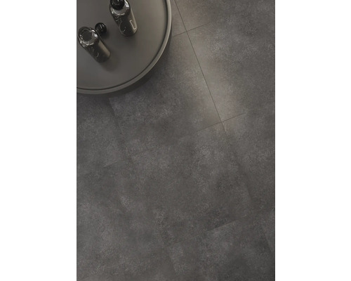 Bodenfliesen aus Feinsteinzeug mit Tisch