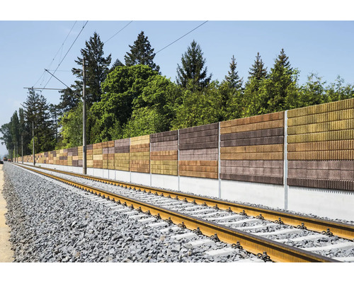 Lärmschutzwand aus Beton neben Bahngleisen