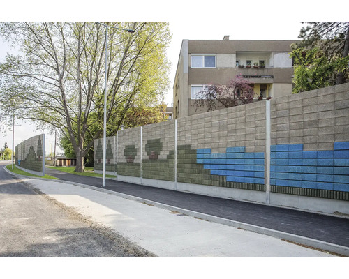 Eine Schallschutzwand aus Beton entlang einer Straße mit Baumzeichnungen.